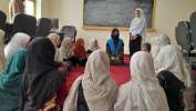 Sahar*, con un grupo de mujeres en Lower Shiekh Mesri School, en Nanga...