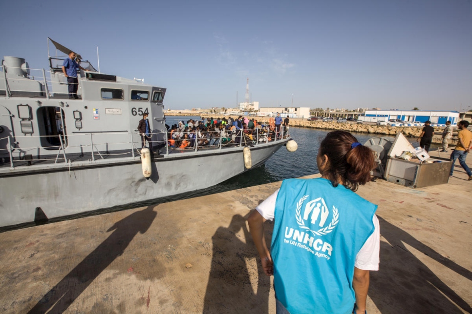 Equipe do ACNUR espera em Trípoli para ajudar refugiados e migrantes no momento do desembarque. © ACNUR / Sufyan Said