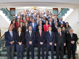 Foto grupal de las autoridades y participantes del evento.