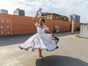 Una joven baila con un vestido blanco que se extiende al hacer giros