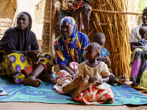 Mujeres y niños en un refugio en marzo de 2024, en el asentamiento de Soucoura, Mali, que acoge a personas refugiadas de Burkina Faso que huyeron de la violencia.