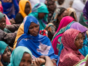 Refugiadas sudanesas se reúnen en un asentamiento temporal en Koulbous, Chad, junto a la frontera con Sudán, en marzo de 2025, tras huir del conflicto.