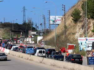 Líbano. Largas colas próximas a un punto de control en un área del sur del Líbano
