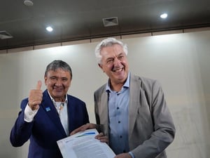 El Ministro de Desarrollo y Asistencia Social, Familia y Lucha contra el Hambre de Brasil, Wellington Dias, y el Alto Comisionado de las Naciones Unidas para los Refugiados, Filippo Grandi, muestran la carta de adhesión de ACNUR a la Alianza Global contra el Hambre y la Pobreza.