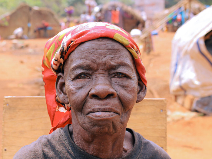 Un mujer mayor de República Centroafricana mira a la cámara con una mirada triste