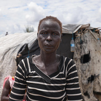 Aduot Wuoi Monjuon, desplazada interna, posa junto a su refugio en Bor, Sudán del Sur, donde se ha desplazado después de que las inundaciones la obligaran a huir de su aldea en el Estado de Jonglei, junto a su familia.