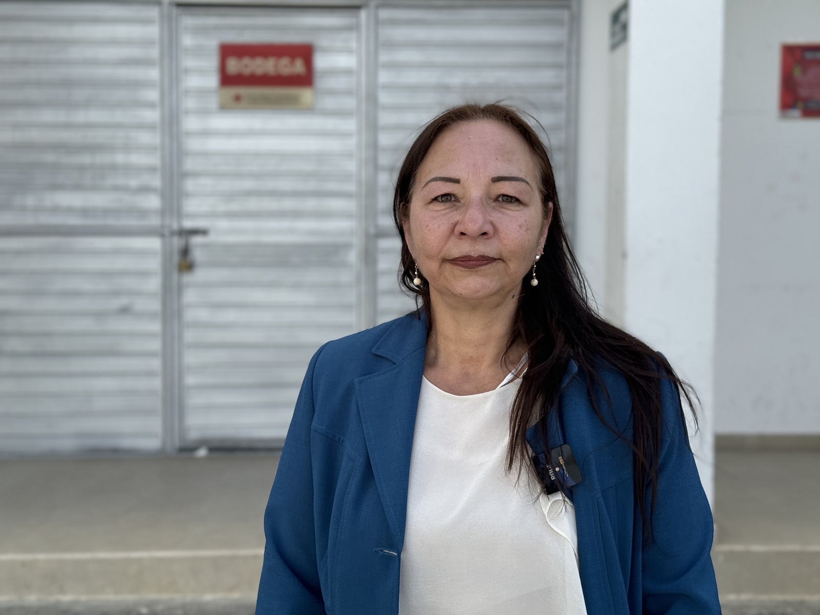 Una mujer posa para una foto mirando hacia la cámara.