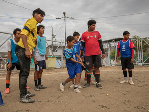 Niños refugiados y locales juegan al golf por primera vez durante una actividad organizada por ACNUR y LIV Golf en Guayaquil, Ecuador. 