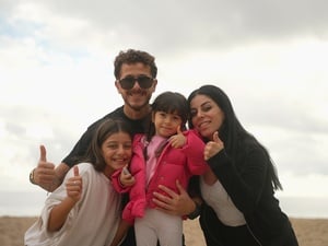 Raed y Noura se vieron forzados a huir del conflicto en Siria. Tras un exilio de 14 años en Líbano, llegaron con sus hijas a Calella, Barcelona, a través del programa de reasentamiento de España.