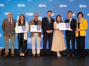 De pie, un grupo de cuatro hombres y tres mujeres con vestimenta formal