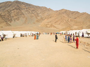 Familias afganas que han regresado recientemente viven en tiendas de campaña cerca del paso fronterizo de Torkham con Pakistán.