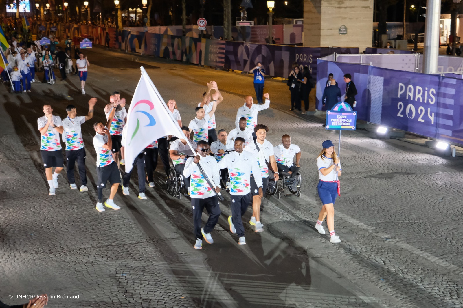 Equipe Paralímpica de Refugiados desfilando na abertura da Paralimpíada de Paris 2024.