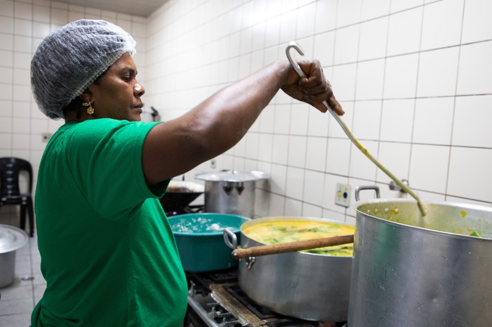 Tradicional sopa haitiana de abóbora, soup joumou, servida em 1 de janeiro na Missão Paz