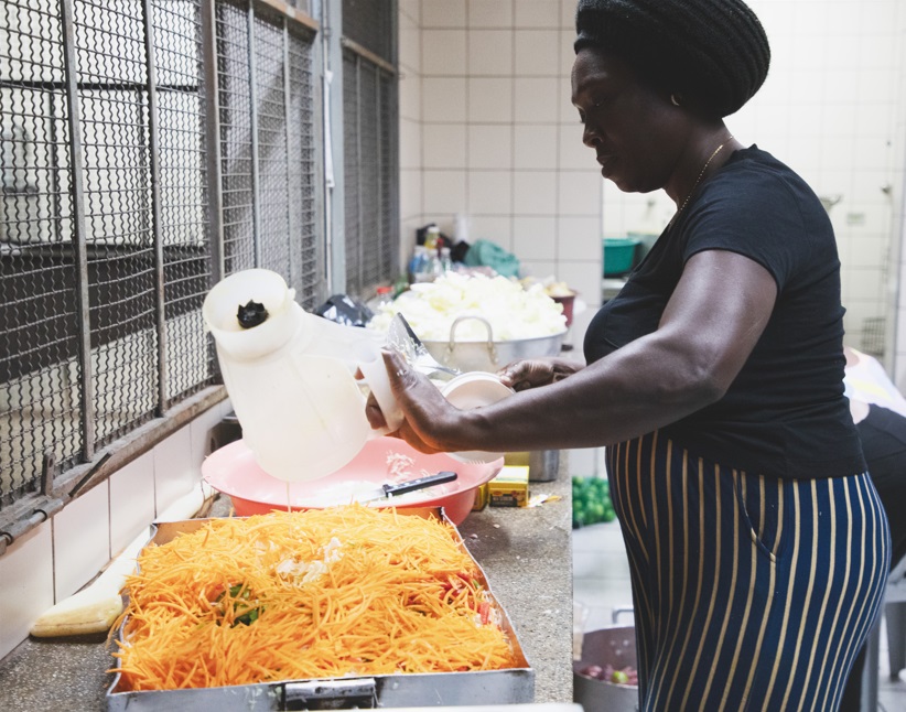 Tradicional sopa haitiana de abóbora, soup joumou, servida em 1 de janeiro na Missão Paz
