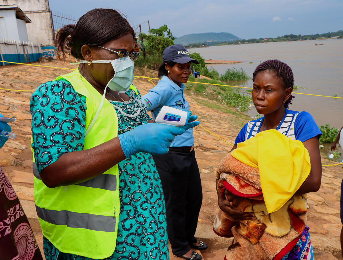 República Centro-Africana. A temperatura dos repatriados centro-africanos é medida quando o comboio fluvial chega a Bangui para tratamento médico.