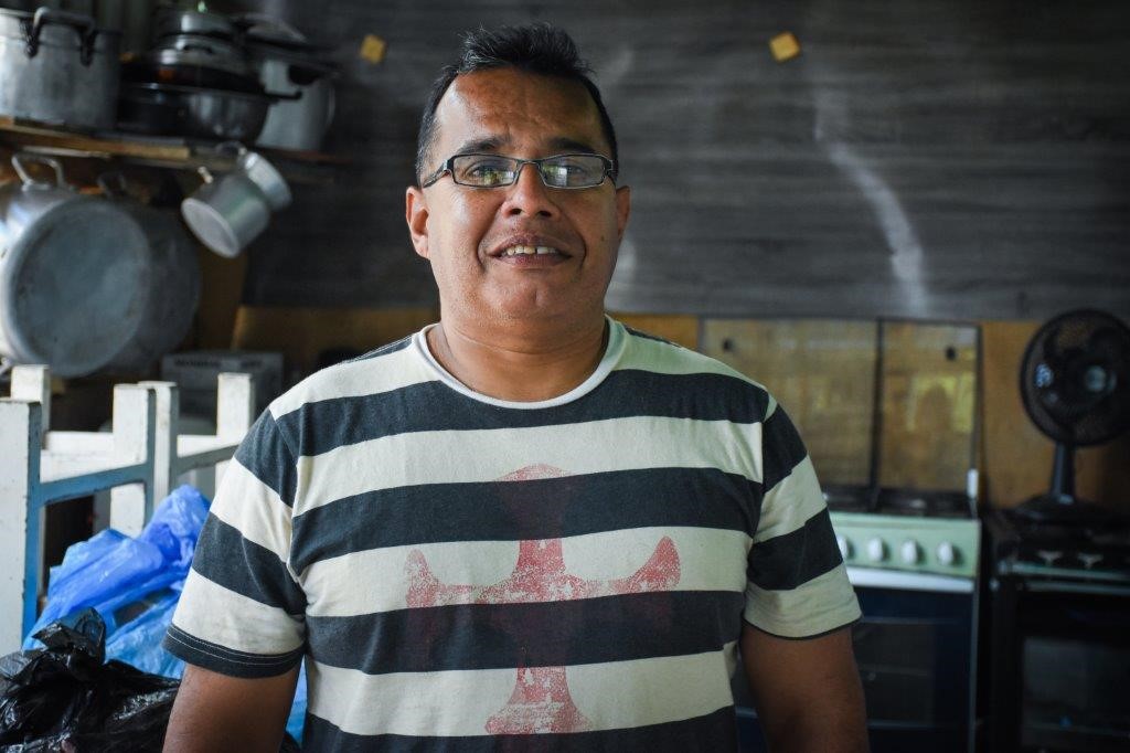 O venezuelano José Mogollon e a coordenadora do projeto junto com pastor Gideão, sua esposa Sandra de Vasconcelos