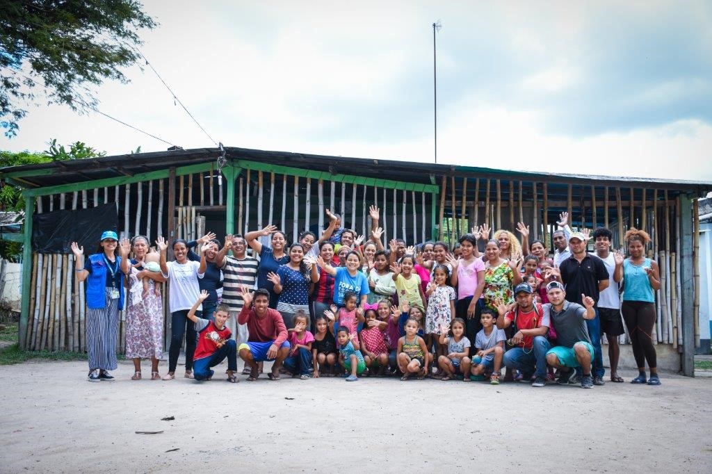 O abrigo fica no próprio terreno da Comunidade Batista de Pacaraima, onde tendas foram improvisadas e a cozinha funciona na parte de trás da casa do casal pastoral