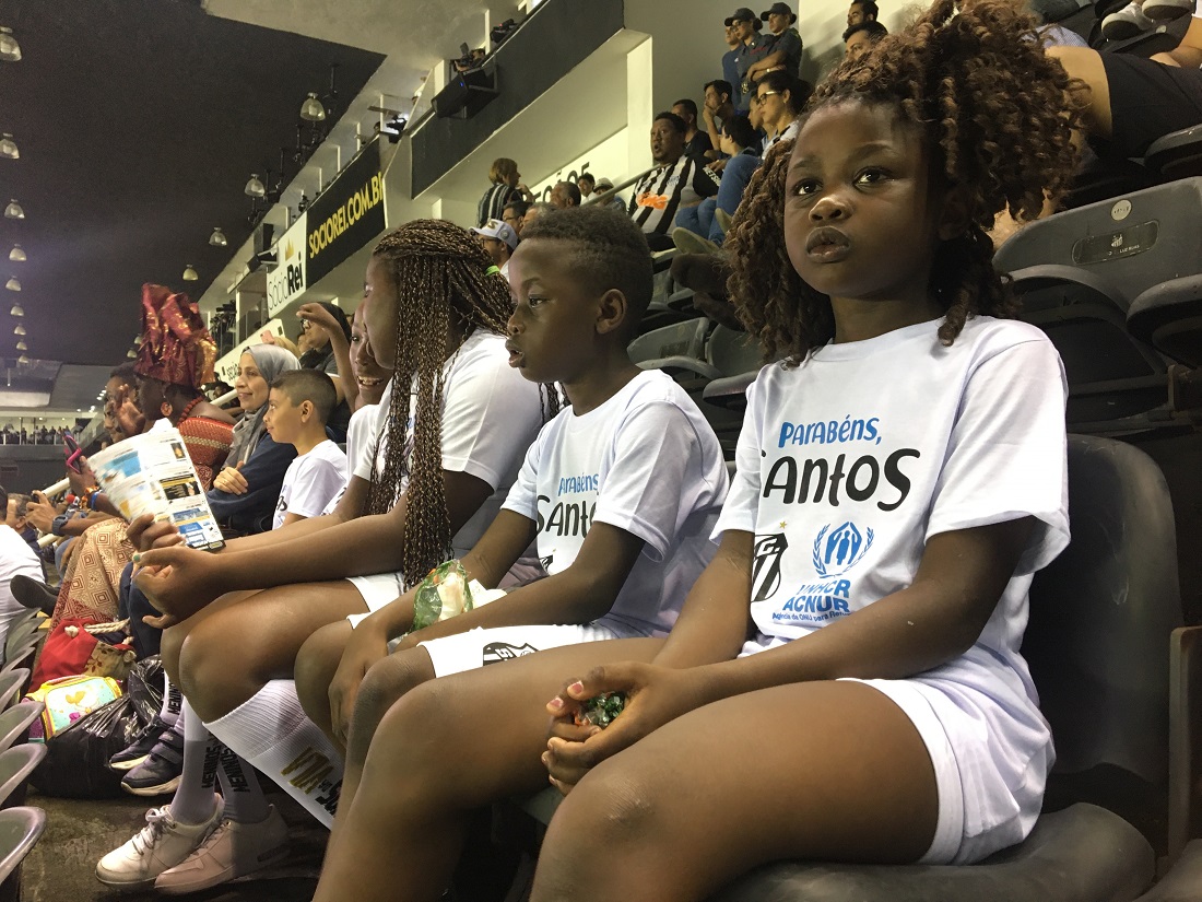 Crianças acompanharam o jogo da arquibancada