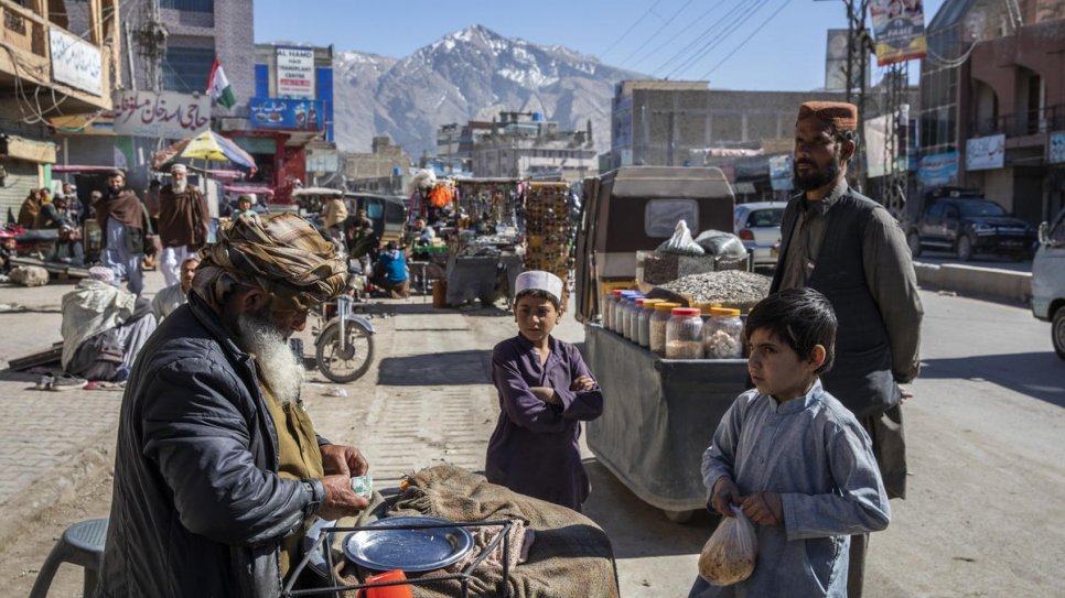 Numa rua de Quetta, o pai de Nadia, Abdul Rashid, vende qabli, um prato afegão feito com arroz, frango, passas e cominho