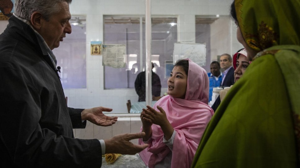 O Alto Comissário da ONU para Refugiados, Filippo Grandi, se reúne com mulheres refugiadas afegãs que trabalham para desenvolver suas habilidades de artesanato por meio do programa Safe for the Start, em Quetta, Paquistão