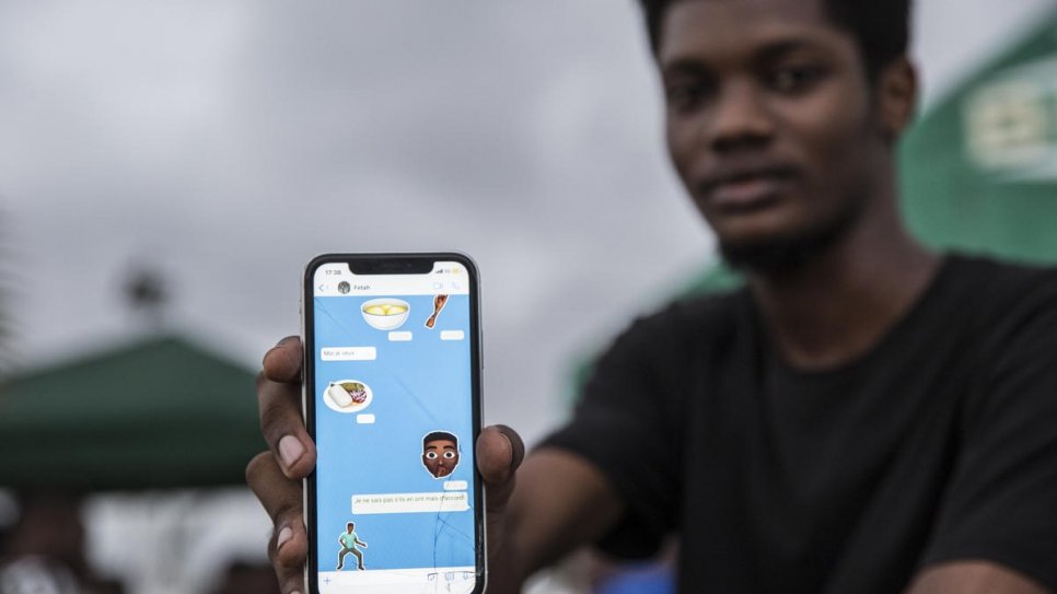 O designer gráfico marfinense O’Plérou exibe alguns dos emojis que ele criou