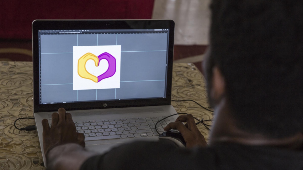 O designer gráfico marfinense O’Plérou dá os retoques finais em seu emoji para o Dia Mundial dos Refugiados em 2020