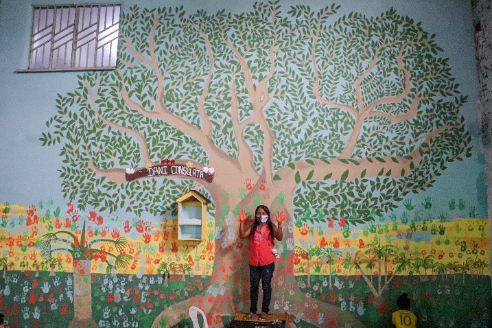 Yuneira Calderón, indígena venezuelana Warao, pinta mural de abrigo em Pacaraima