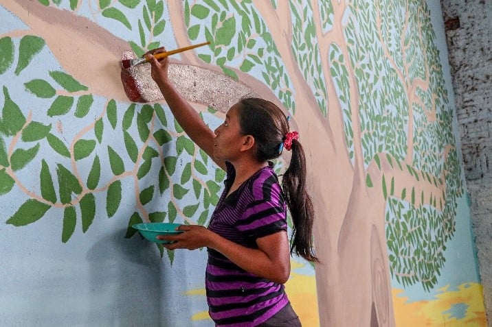 Yuneira Calderón, indígena venezuelana Warao, pinta mural de abrigo em Pacaraima