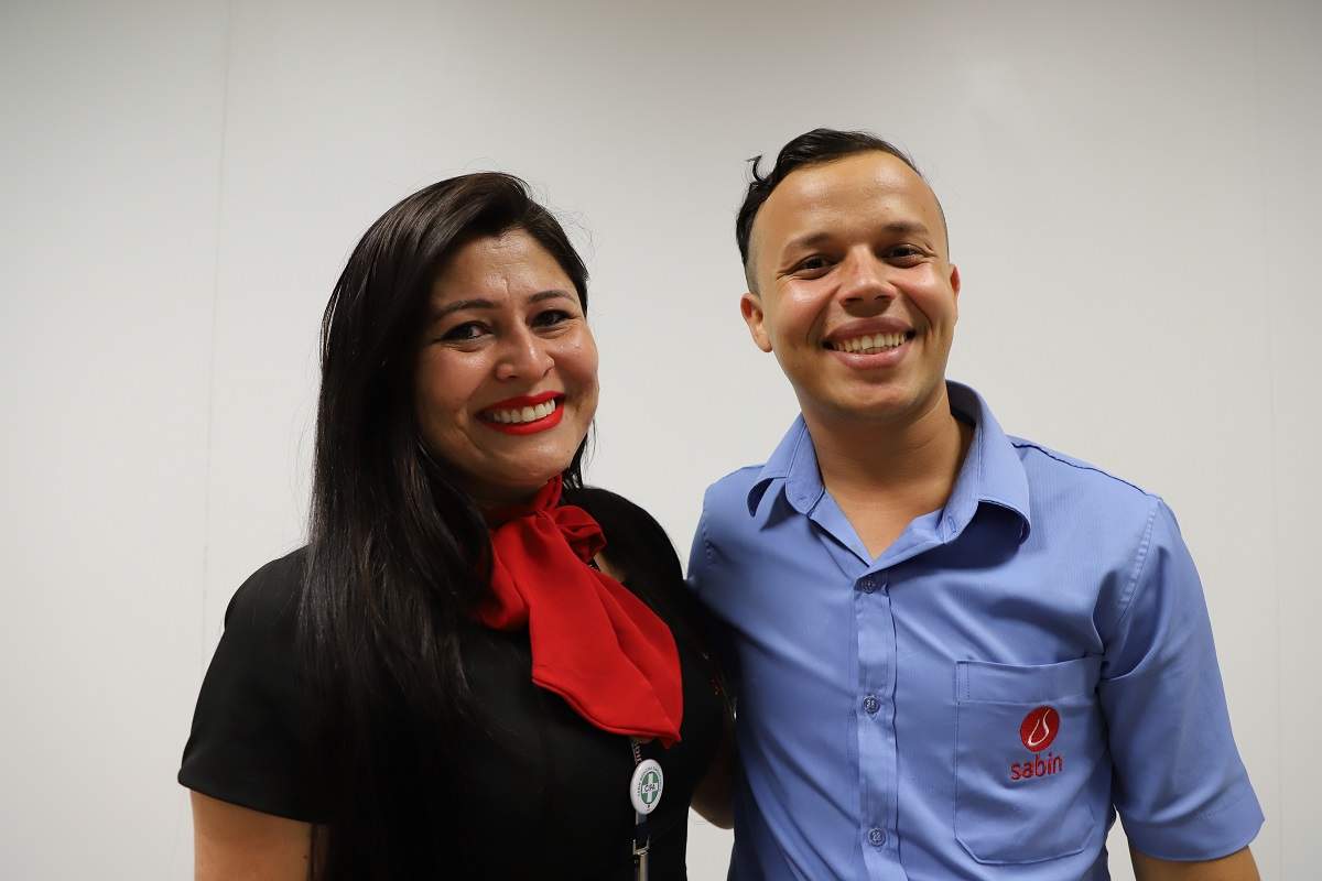 Elvis e sua “segunda mãe” brasileira, Melissa Borges, que é sua supervisora no Sabin