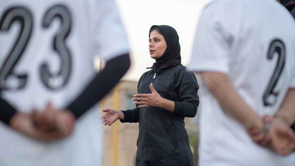 Rozma lidera um treinamento de futebol para meninas