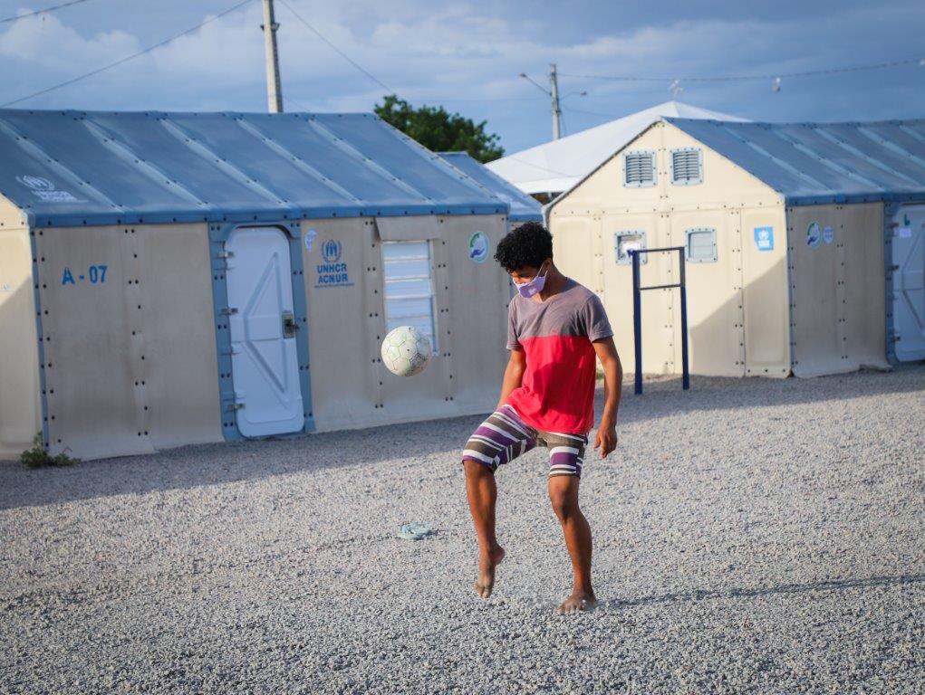 duardo Jose Alvares, 17 anos e Nycole Rodriguez, 14 anos fazem parte do time de futebol do abrigo e já se preparam para os jogos entre abrigos que acontecerá no dia de natal
