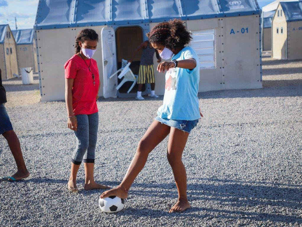 duardo Jose Alvares, 17 anos e Nycole Rodriguez, 14 anos fazem parte do time de futebol do abrigo e já se preparam para os jogos entre abrigos que acontecerá no dia de natal