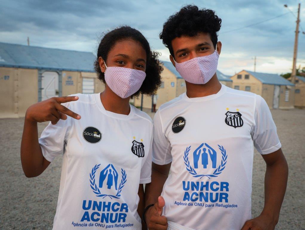 Assim como Eduardo e Nycole, no total 100 crianças e adolescentes receberam os uniformes do Santos nos abrigos Rondon 1 e Pintolândia, em Boa Vista