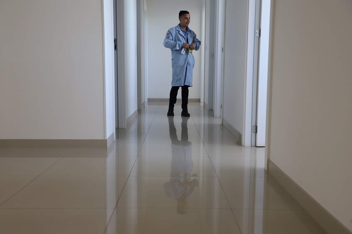 Elvis se prepara para o trabalho no laboratório Sabin, em Brasília