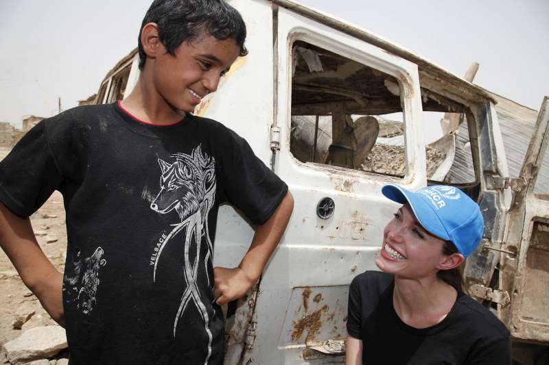 Em julho 2009, Angelina Jolie visitou um acampamento improvisado em Bagdá, no Iraque. O número de desabrigados dentro do país chegava a 3 milhões