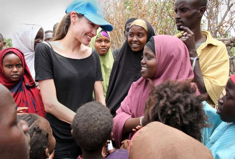 A então Embaixadora da Boa Vontade do ACNUR, à época no maior campo de refugiados do mundo, na fronteira do Quênia com a Somália, em setembro de 2009