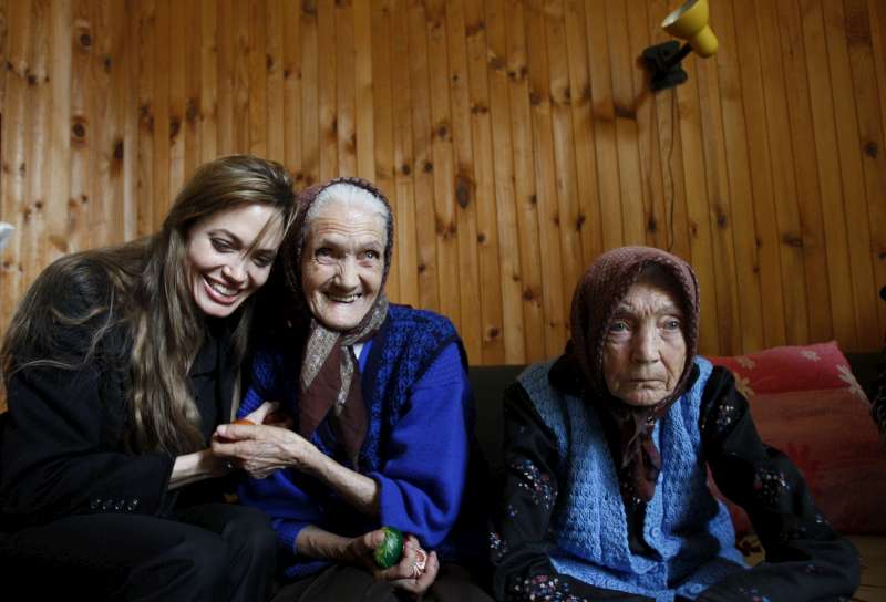 No leste da Bósnia, Angelina pedia medidas para acabar com o sofrimento contínuo das vítimas deslocadas da guerra, em abril de 2010