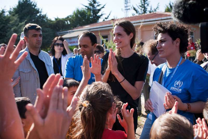 Na fronteira da Turquia com a Síria, Angelina Jolie se encontrava com muitos refugiados sírios que haviam fugido recentemente de seu país, na busca de esperança e um futuro melhor na Turquia