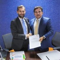 O Representante do ACNUR no Brasil, Davide Torzilli, assina documento de parceria junto ao Ministro do Esporte, Paulo Henrique Cordeiro