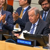Secretário Geral António Guterres é aplaudido após seu discurso no evento da Assembleia Geral da ONU, promovido pelo ACNUR