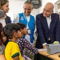 O Alto Comissário da ONU para Refugiados, Barham Salih, e colegas conversam com uma família venezuelana em um centro de proteção em Lima, Peru