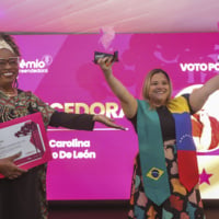 Yedimar celebra seus dois prêmios recebidos pelo Prêmio Empreendedora 2026 em Curitiba, nas categorias Voto Popular e MEI
