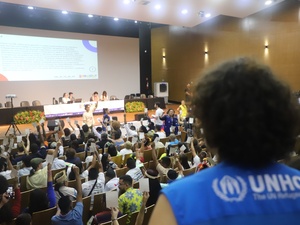Delegados refugiados e migrantes de diferentes nacionalidades e regiões do Brasil votam durante a plenária final da II COMIGRAR.