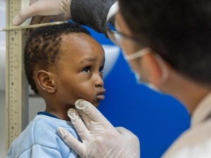 Mohamed, uma criança refugiada sudanesa de dois anos com anemia, é examinado em uma clínica no Cairo administrada pelo parceiro do ACNUR, Refuge Egypt. 