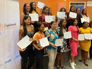 Mulheres refugiadas reunidas na formatura do curso oferecido pelo programa Empoderando Refugiadas
