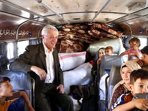 O Alto Comissário das Nações Unidas para Refugiados, Filippo Grandi, com mulheres e crianças que retornavam do Líbano para a Síria