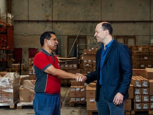 Empresas de diferentes setores que promovem a empregabilidade de pessoas refugiadas e migrantes estarão presentes no lançamento do Hub Empresas com Refugiados Paraná