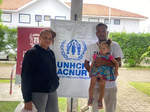O casal venezuelano Guirros e Ronni, com a filha Mia, atendidos no mutirão de documentação em Piraquara (PR)