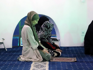 Durante o mês do Ramadã, a quebra do jejum, ao anoitecer, é precedida de orações