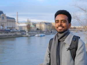 Faniel, um refugiado eritreu de 29 anos, nascido e criado em Sana'a, no Iêmen, às margens do Rio Sena, em Paris, França.